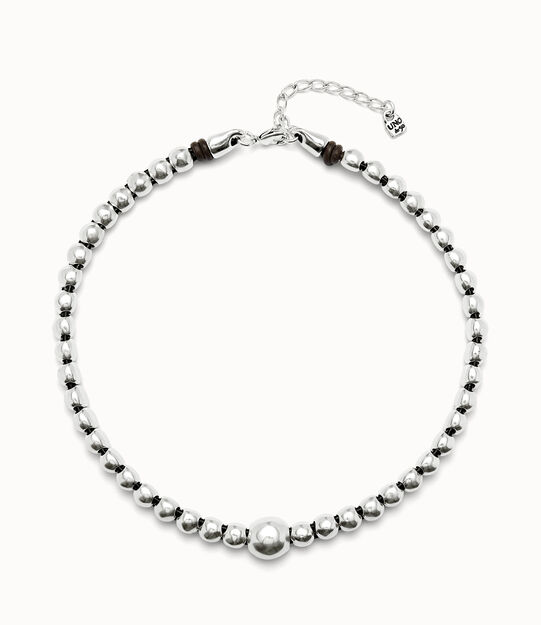 Beaded short necklace with larger central bead