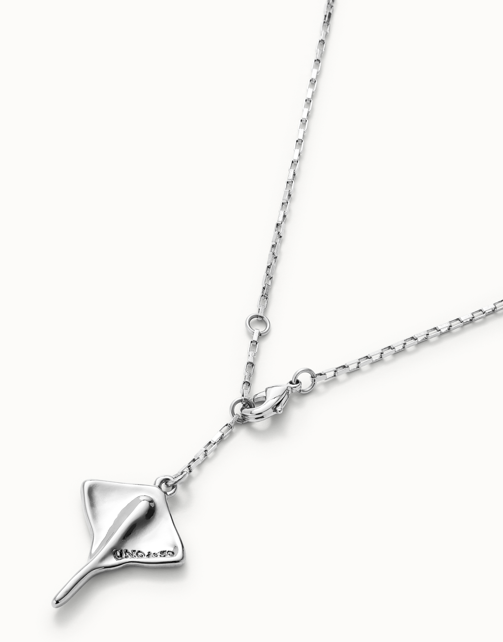 Short chain pendant necklace with manta ray, Silver, large thumbnail