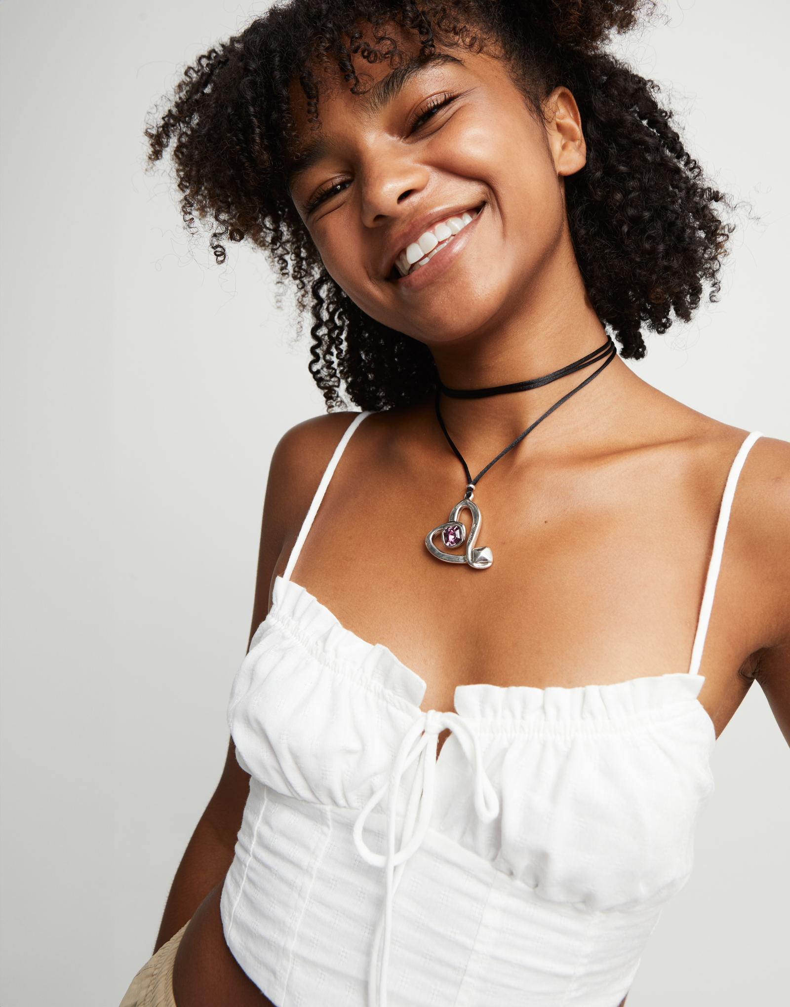 Colgante largo de cordón efecto seda  y corazón central con cristal rosa, Plateado, large thumbnail