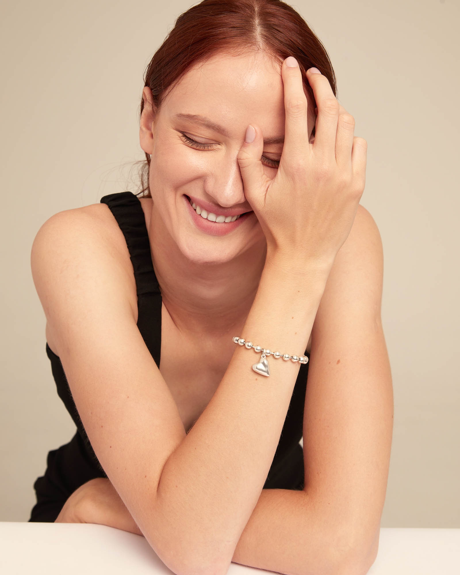 Pulsera bañada en plata de ley con bolas y charm de corazón, Plateado, large thumbnail