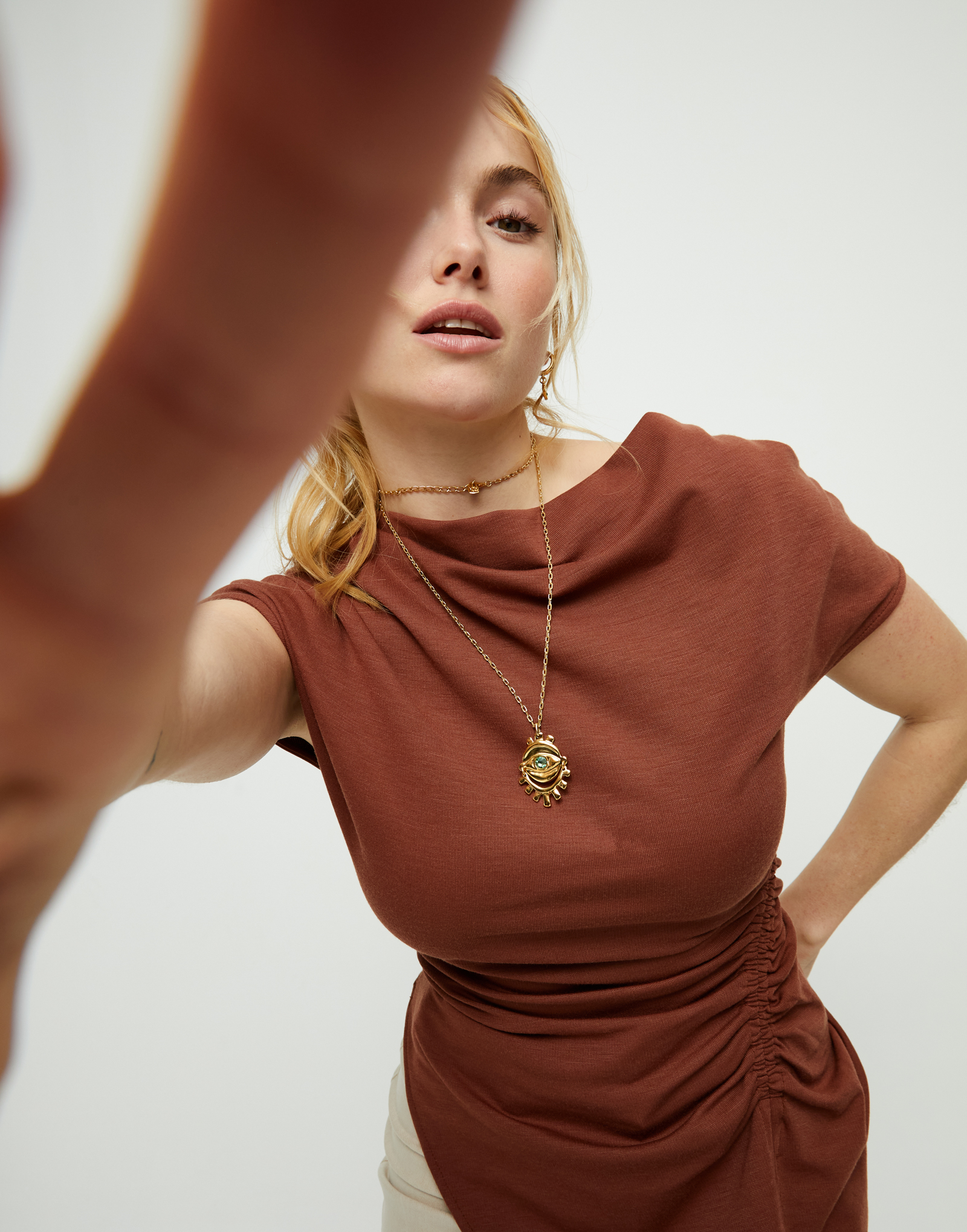 Collar largo bañado en oro 18k con detalle de ojo y cristal facetado verde, Dorado, large thumbnail