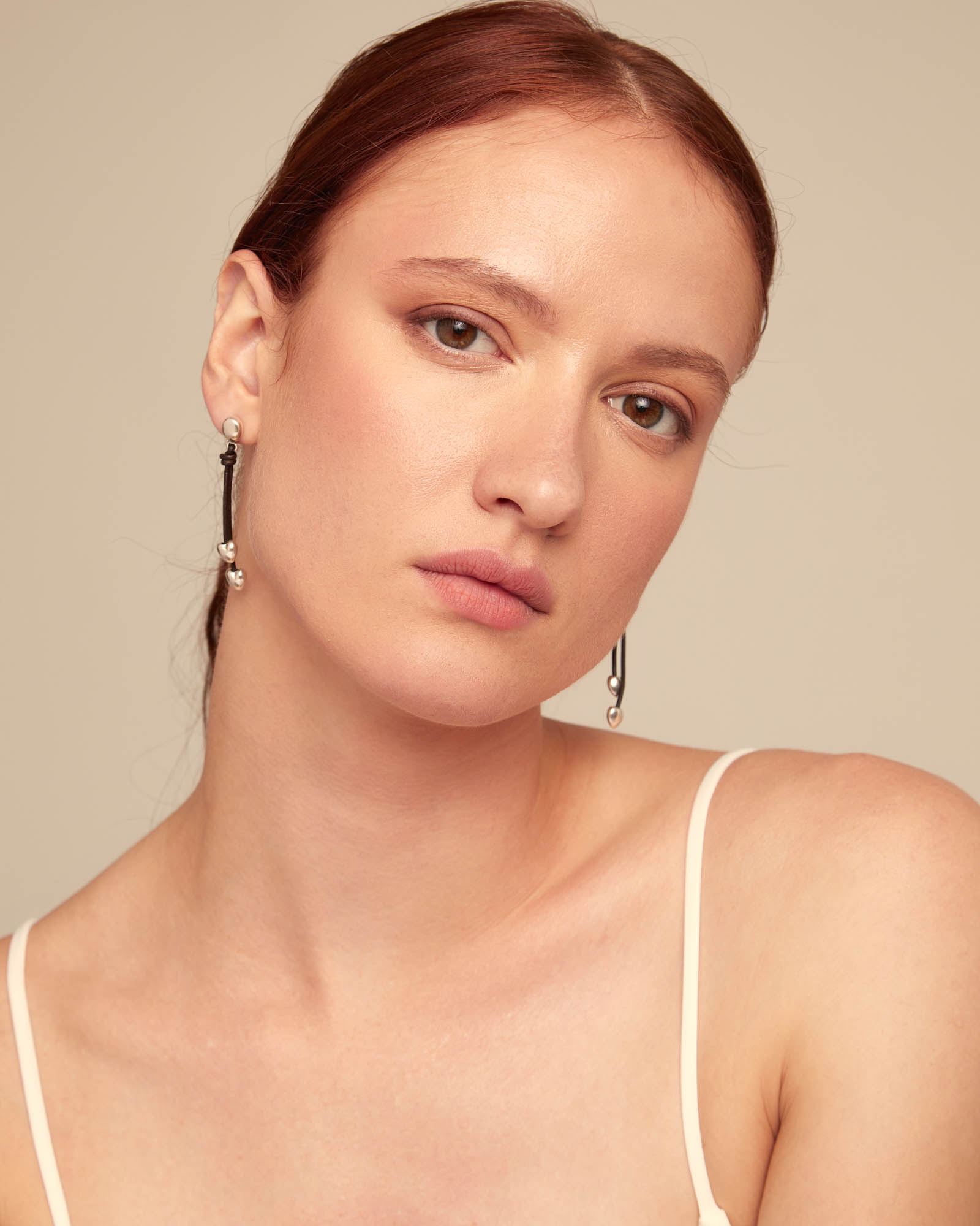 Pendientes con cadena colgante de cuero y dos corazones pequeños bañados en plata de ley, Plateado, large thumbnail