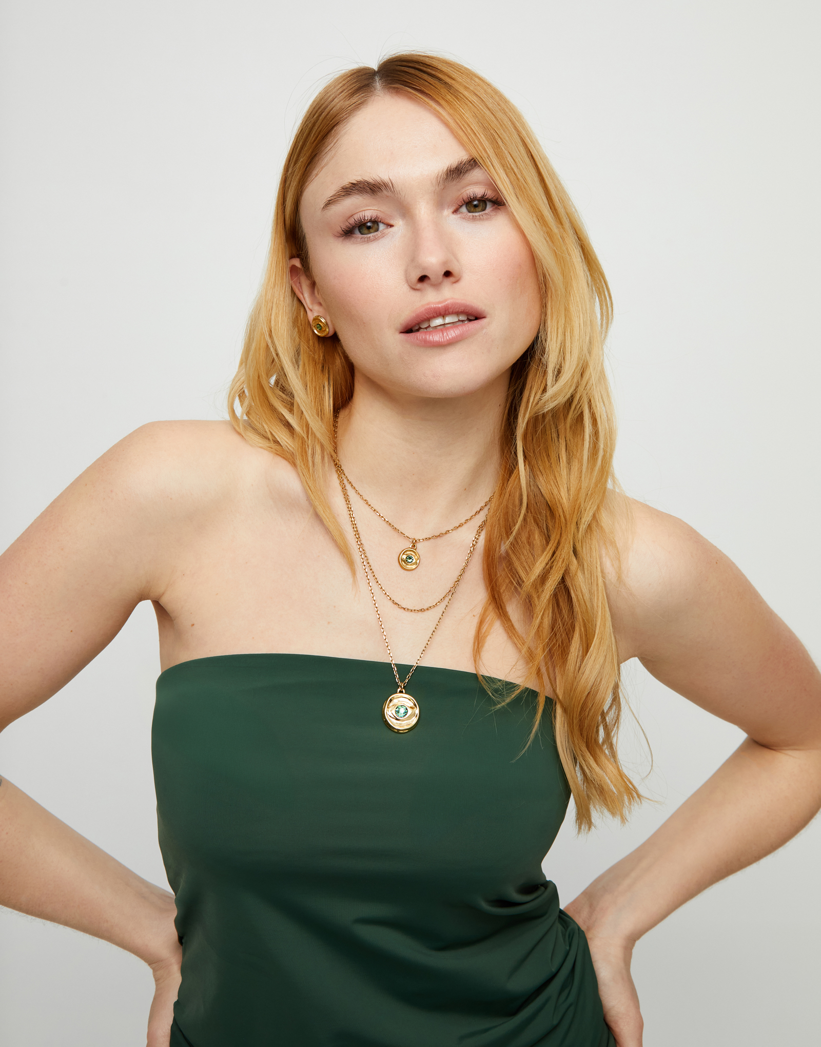 Collar triple bañado en oro 18k con charms de ojo y cristal facetado verde, Dorado, large thumbnail