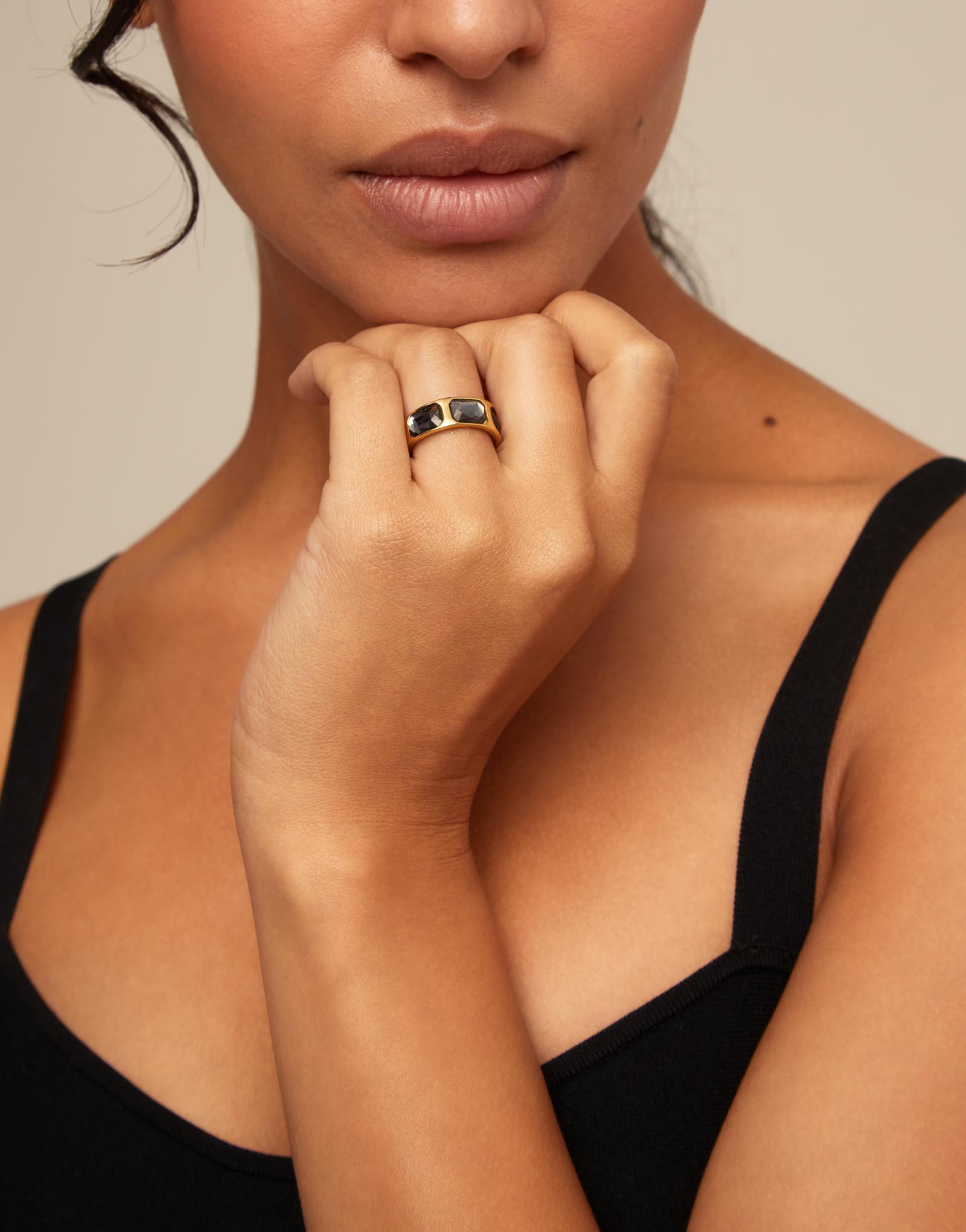 Bague plaquée or 18 carats avec 3 cristaux gris foncé, Or, large thumbnail