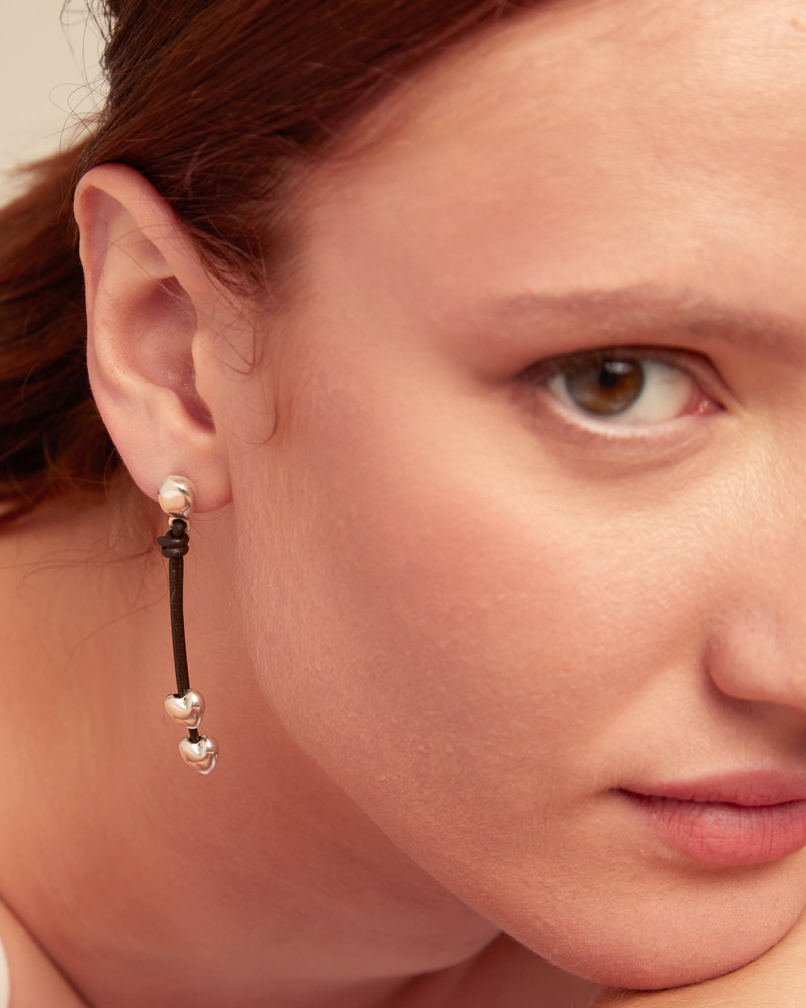 Pendientes con cadena colgante de cuero y dos corazones pequeños bañados en plata de ley, Plateado, large thumbnail