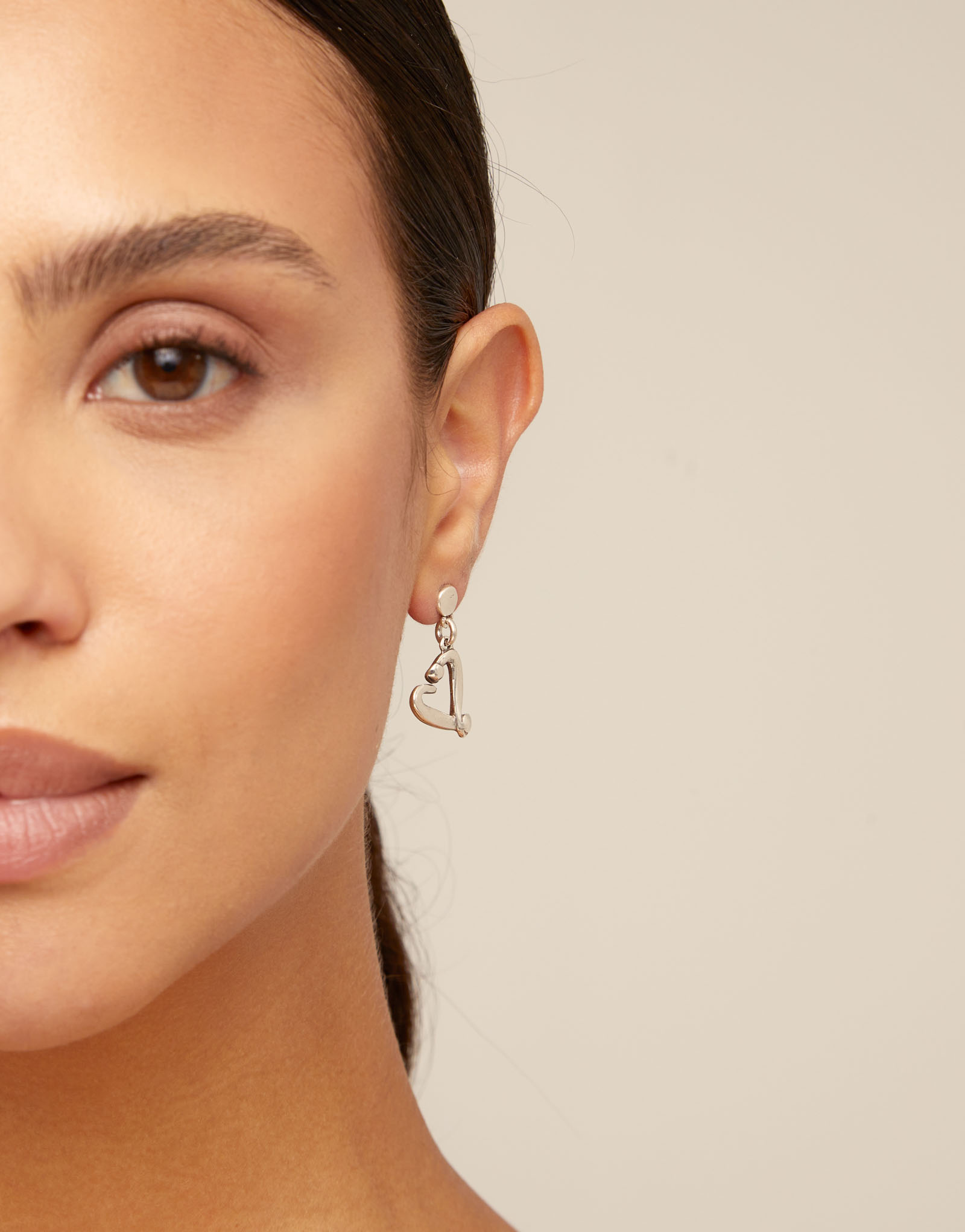 Pendientes bañados en plata de ley con forma de corazón clavado, Plateado, large thumbnail