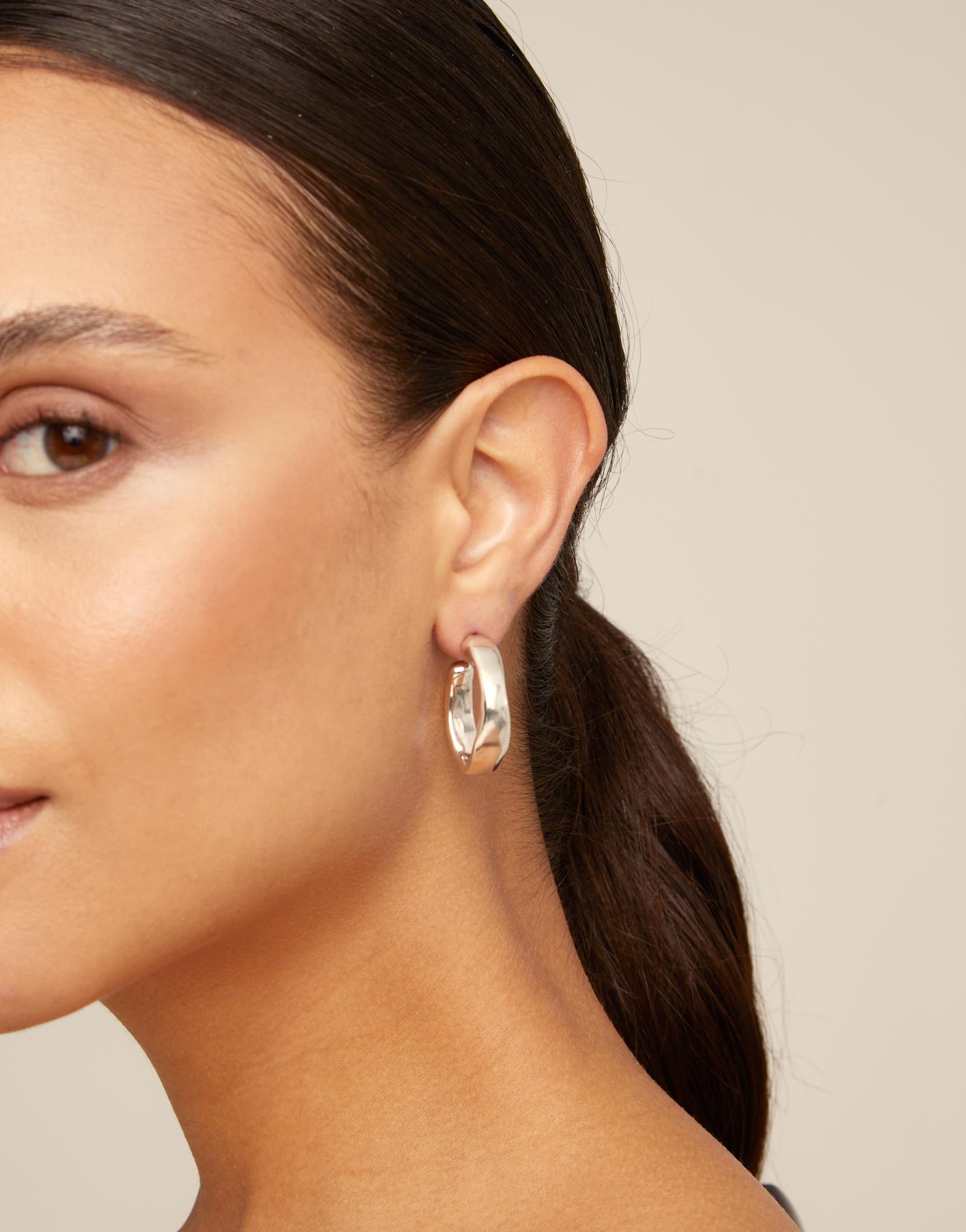 Boucles d’oreilles plaquées argent en forme d’anneaux larges, Argent, large thumbnail