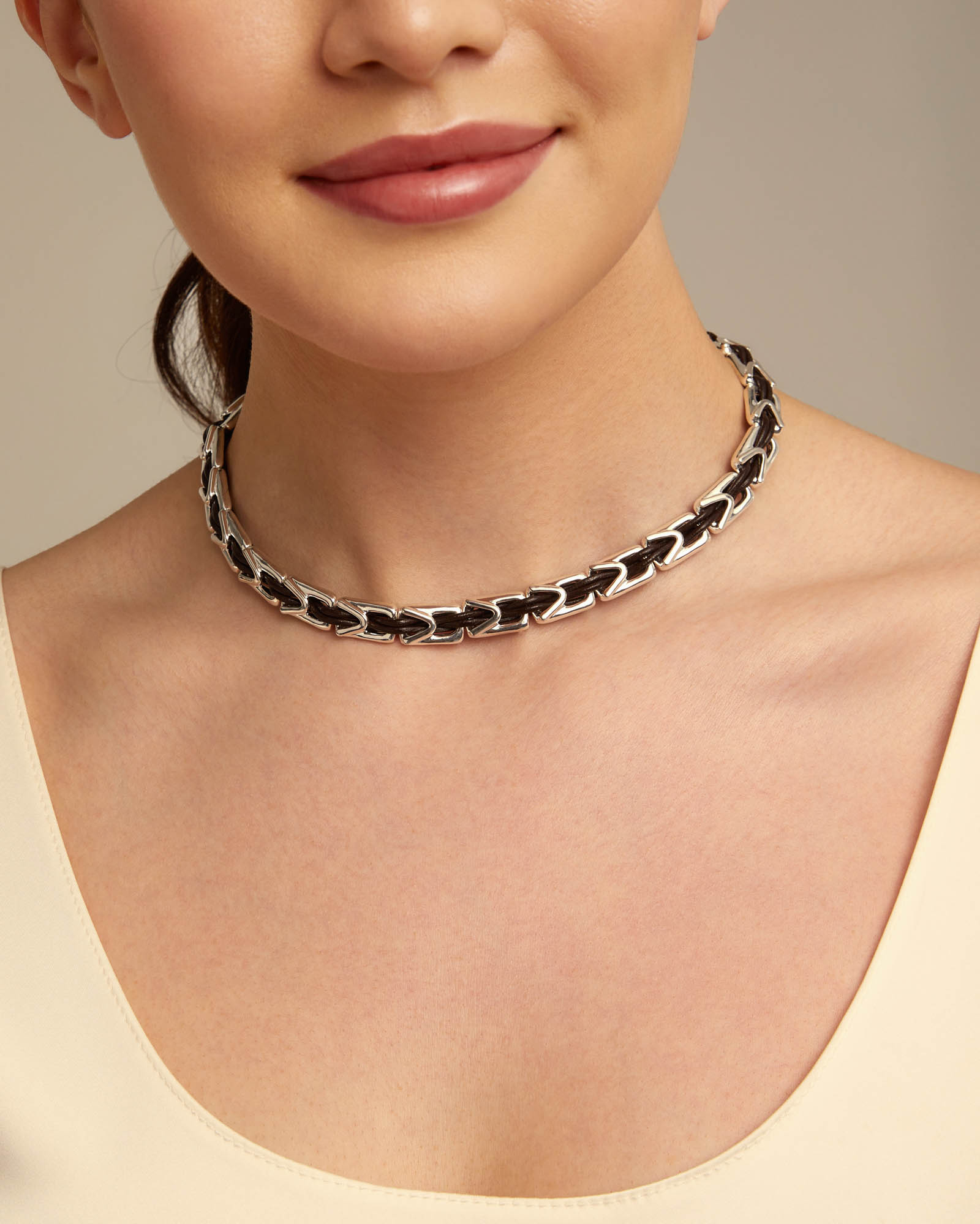 Collana corta di cuoio e maglie placcate argento Sterling., Argent, large thumbnail