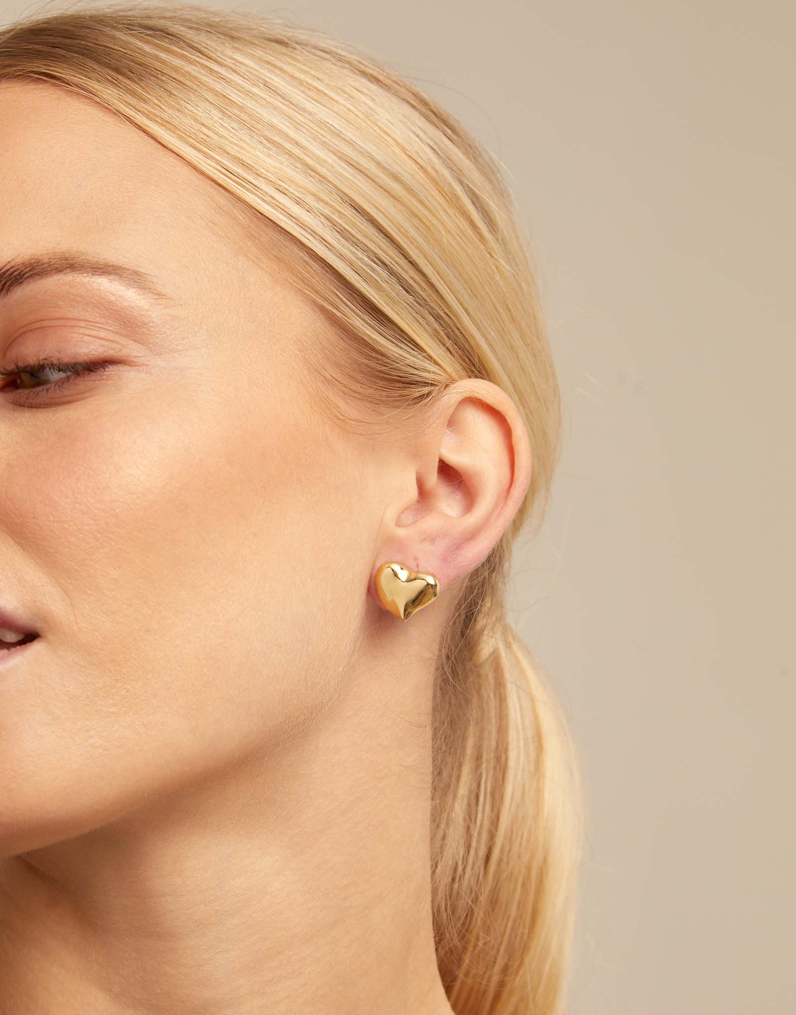 Pendientes bañados en oro de 18k con forma de corazón mediano, Dorado, large thumbnail