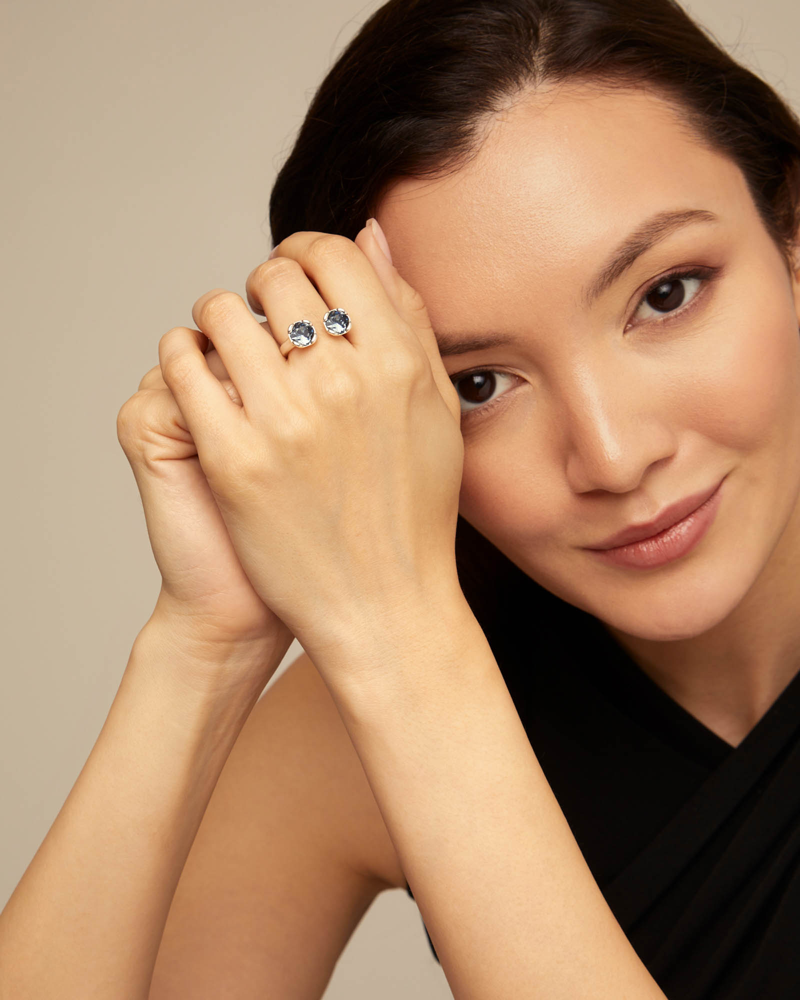 Bague plaquée argent avec deux cristaux bleus face à face, Argent, large thumbnail