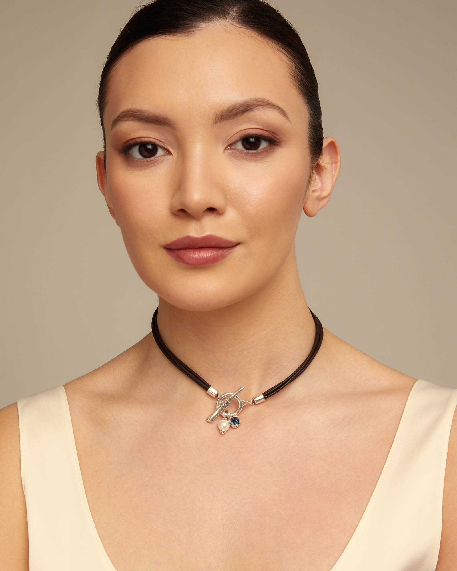 Short leather necklace with central clasp, Silver, large thumbnail