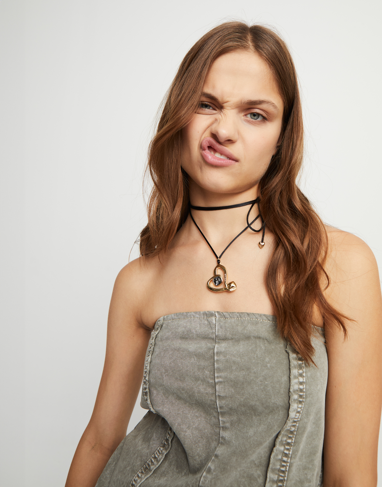 Long pendant and central heart with black crystal, Golden, large thumbnail