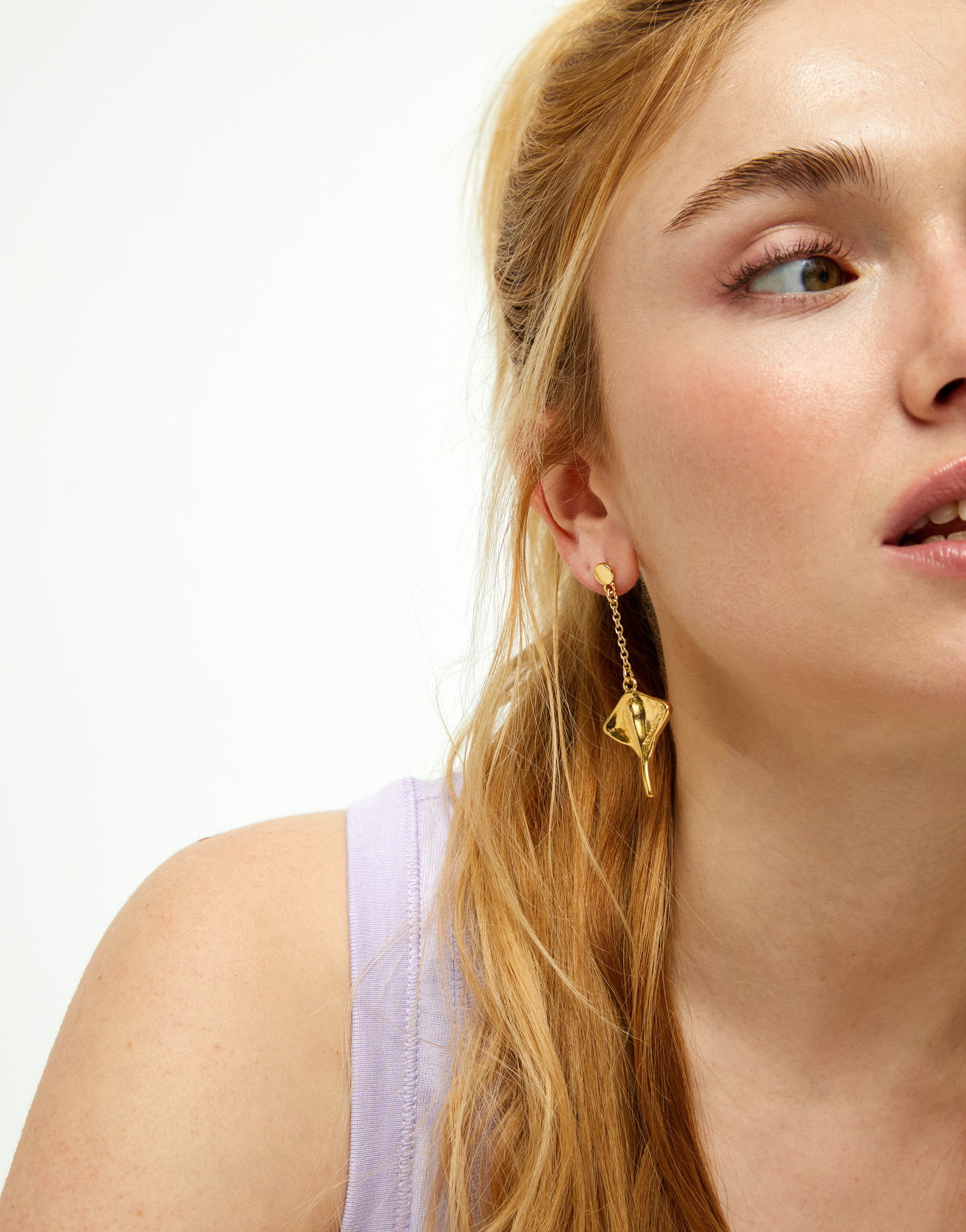 Manta ray-shaped drop earrings, Golden, large thumbnail