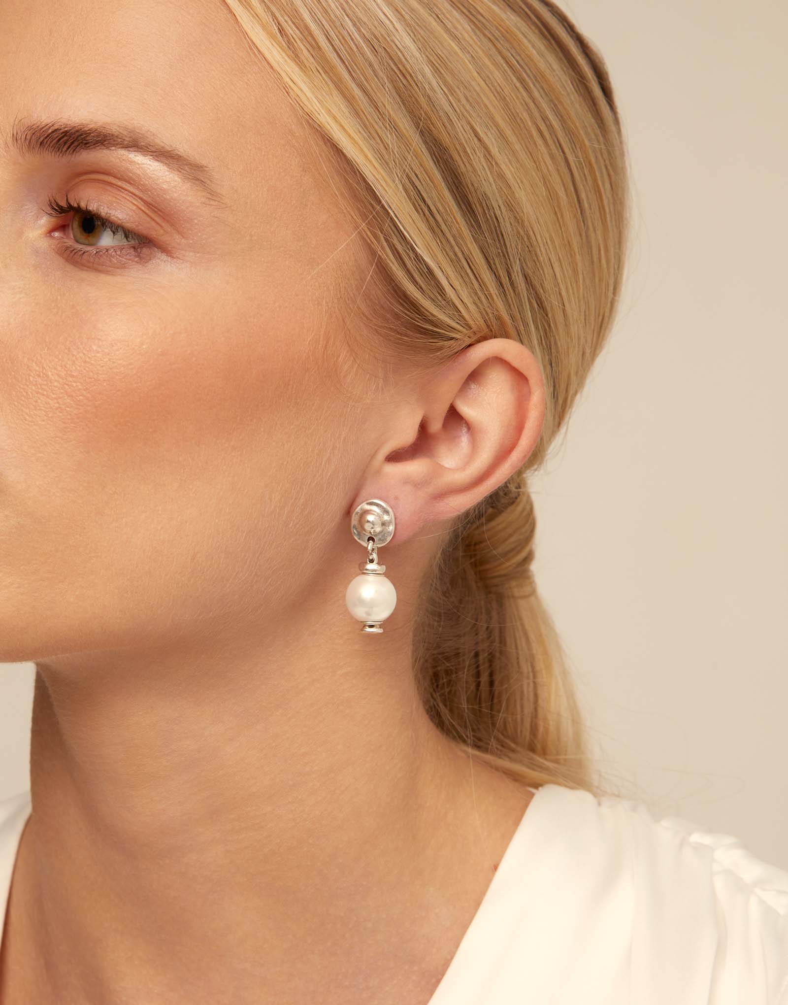 Orecchini placcati argento Sterling con piccola medaglia circolare, Argent, large thumbnail