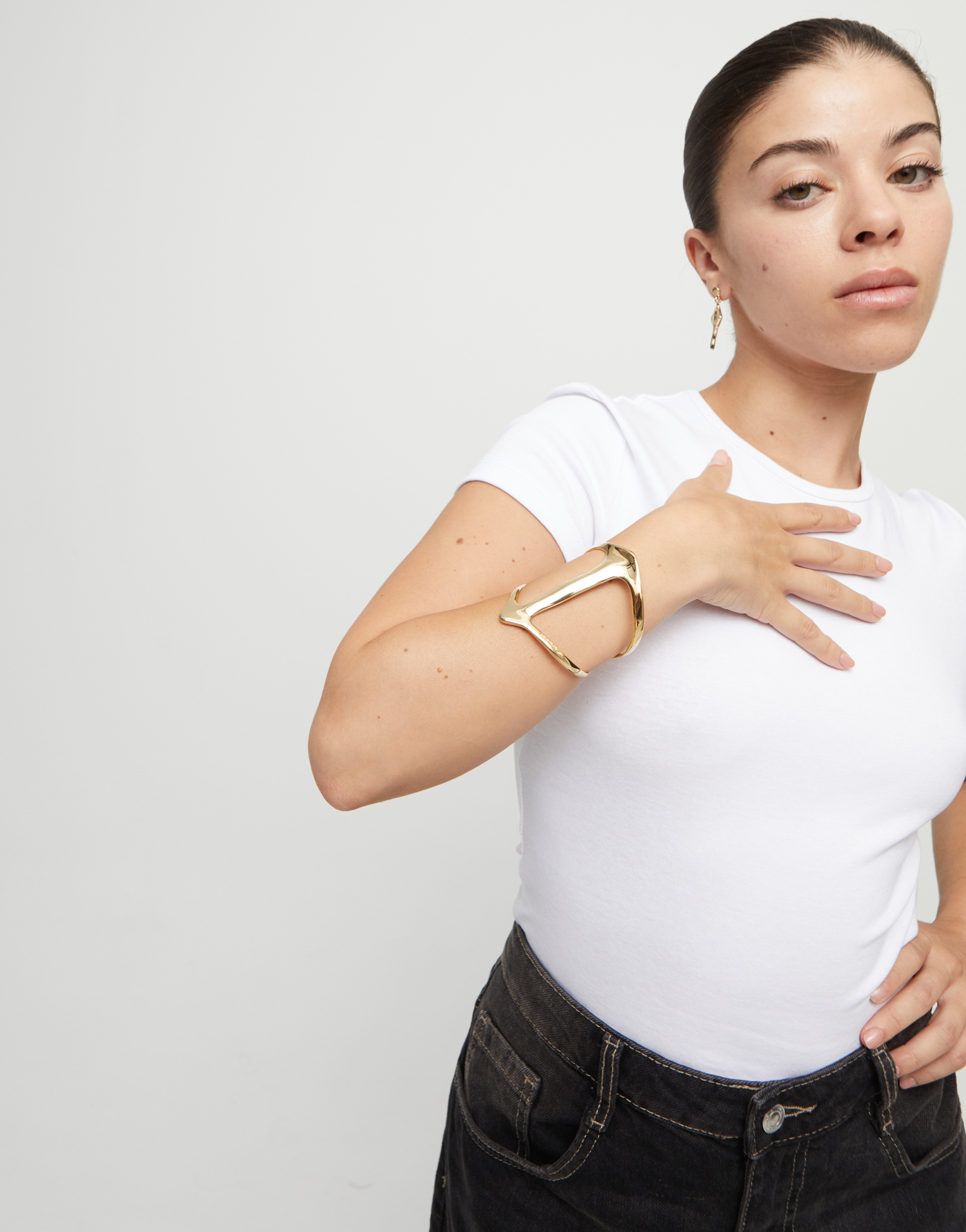 Bracciale rigido placcato oro 18k con struttura di manta gigante e topazi., Dorado, large thumbnail