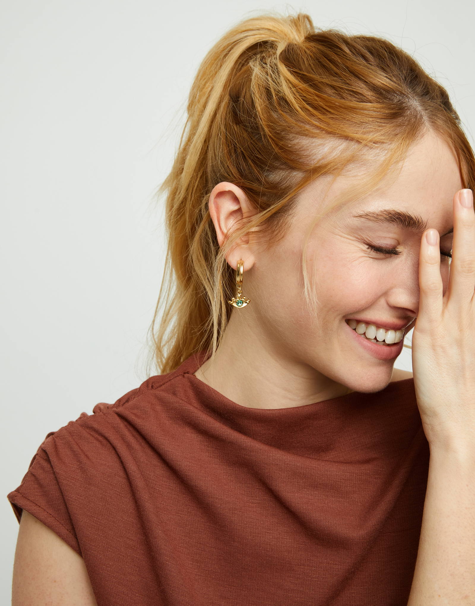 Pendientes de aro bañados en oro 18k con forma de ojo y cristal facetado verde, Dorado, large thumbnail