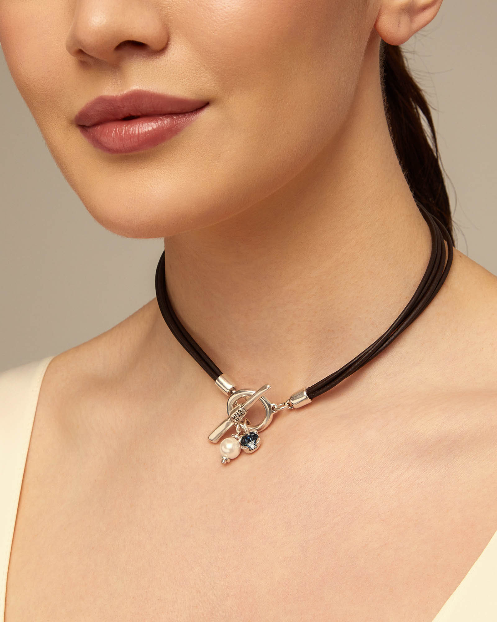 Short leather necklace with central clasp, Silver, large thumbnail