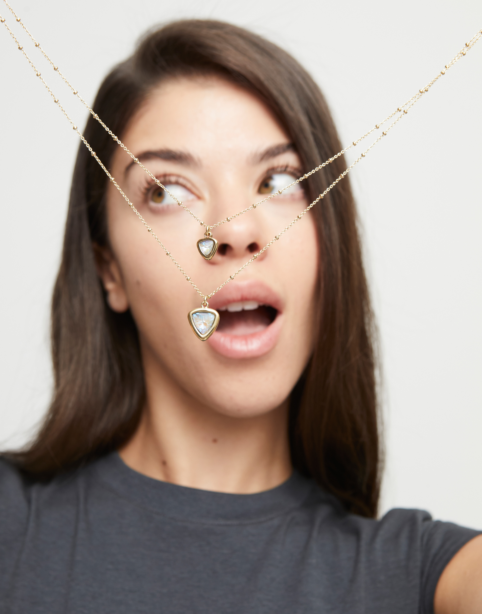 Colgante bañado en oro 18k con doble cadena y triángulo de cristal, Dorado, large thumbnail