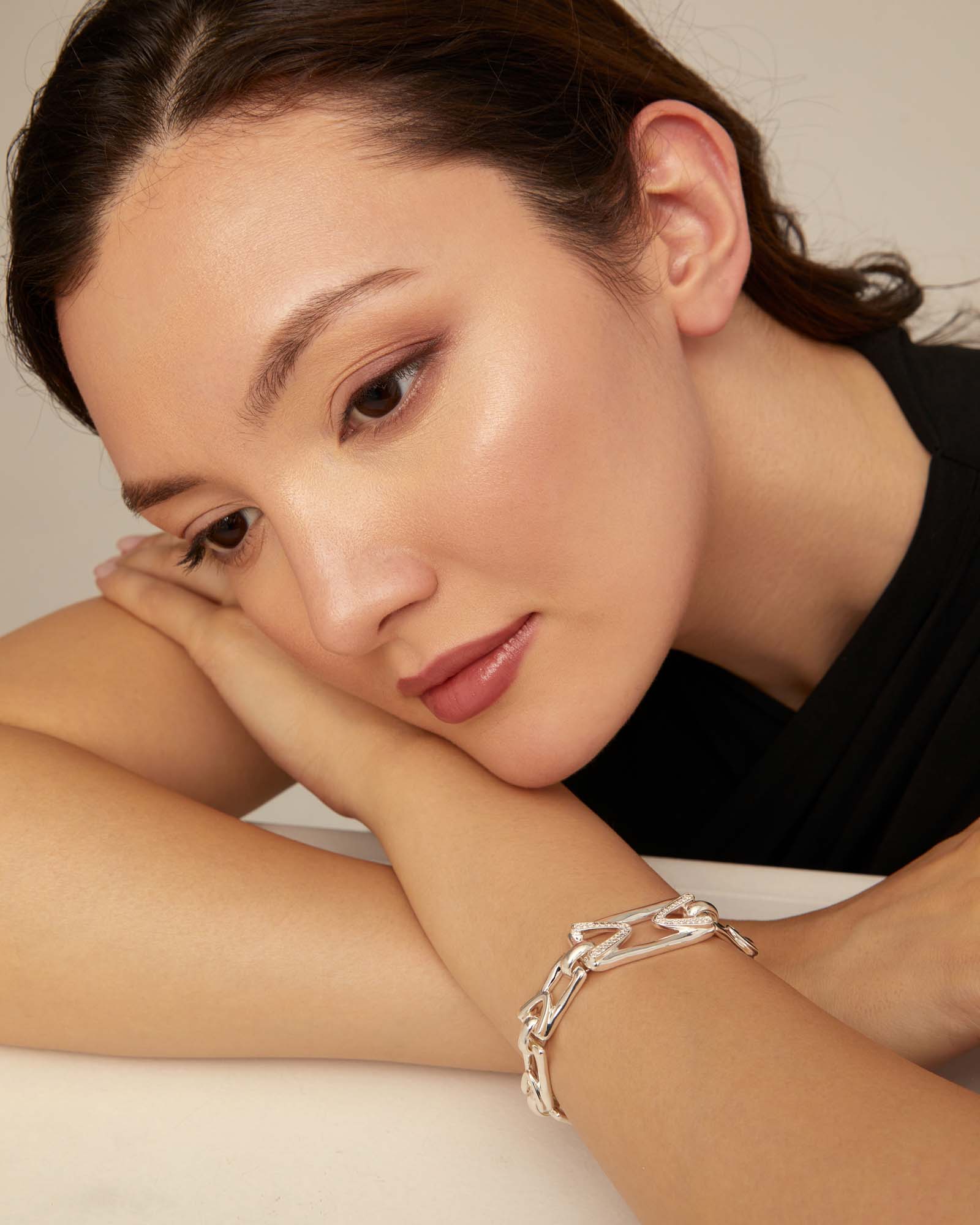 Pulsera bañada en plata de ley con eslabón central mediano con topacios y eslabones pequeños, Plateado, large thumbnail