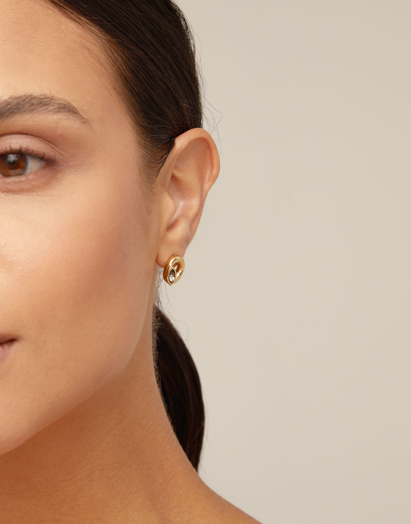 Boucles d’oreilles stud plaquées or en forme de double ovale et cristal de couleur gris clair, Or, large thumbnail