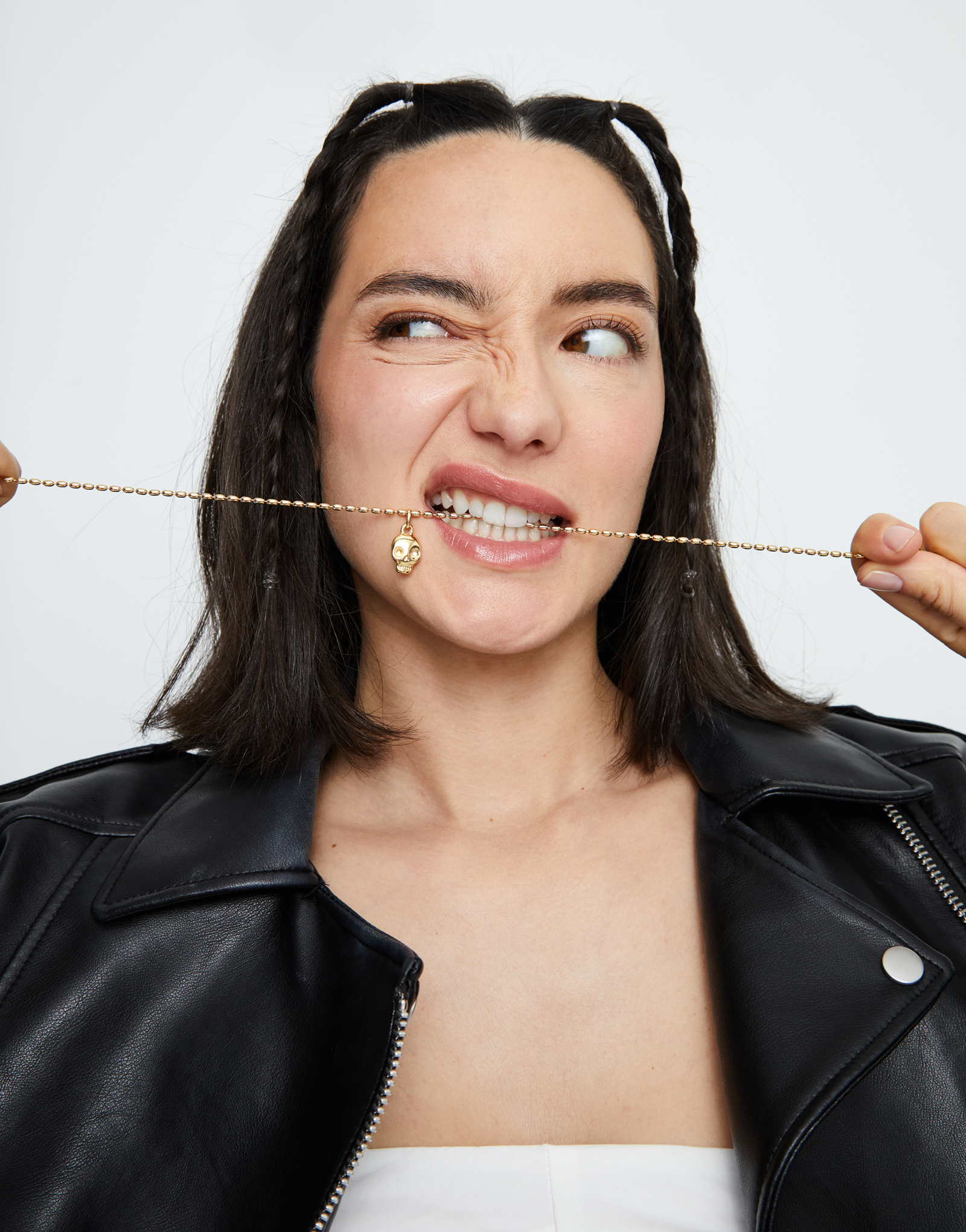 Skull shaped charm, Golden, large thumbnail