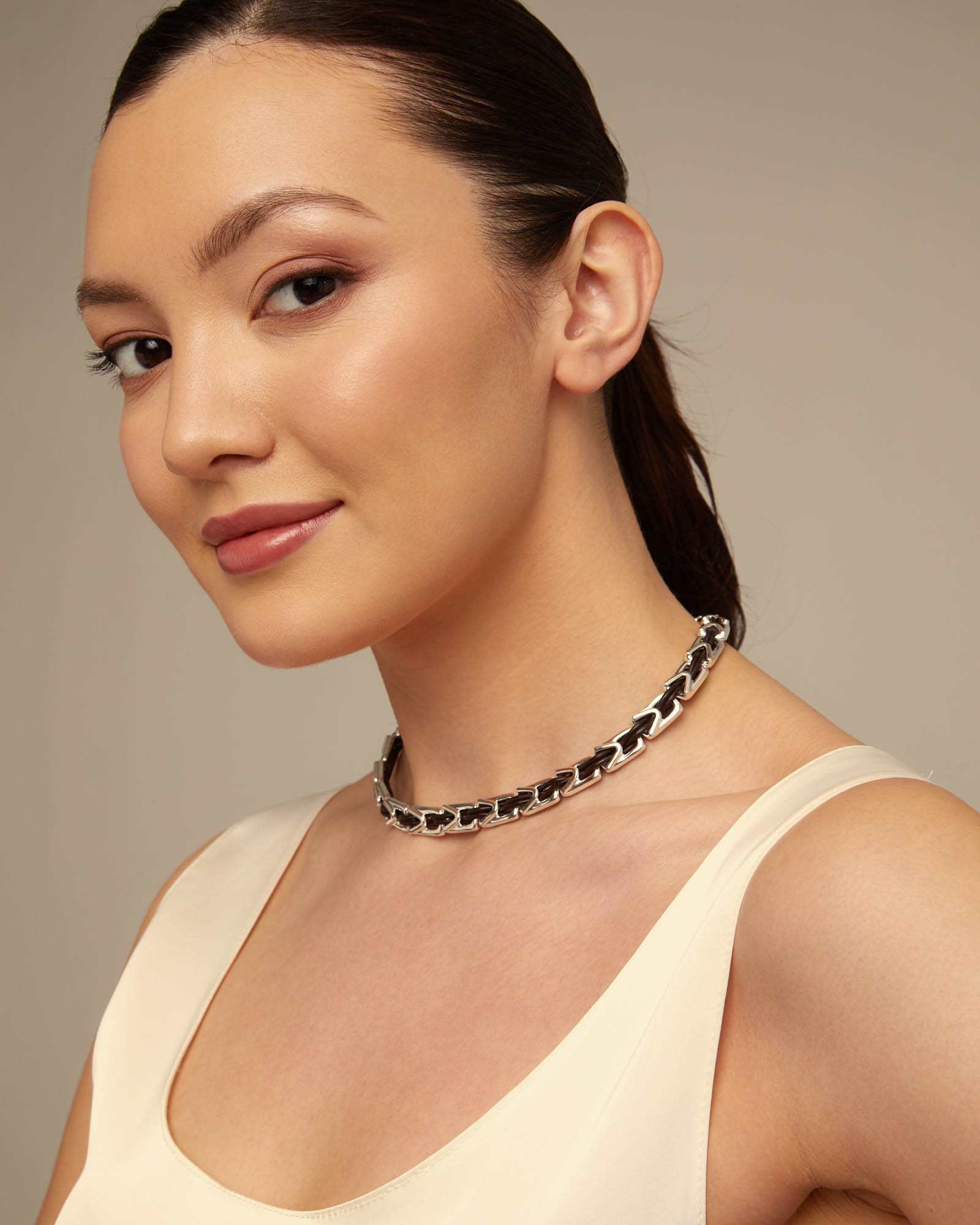 Collana corta di cuoio e maglie placcate argento Sterling., Argent, large thumbnail