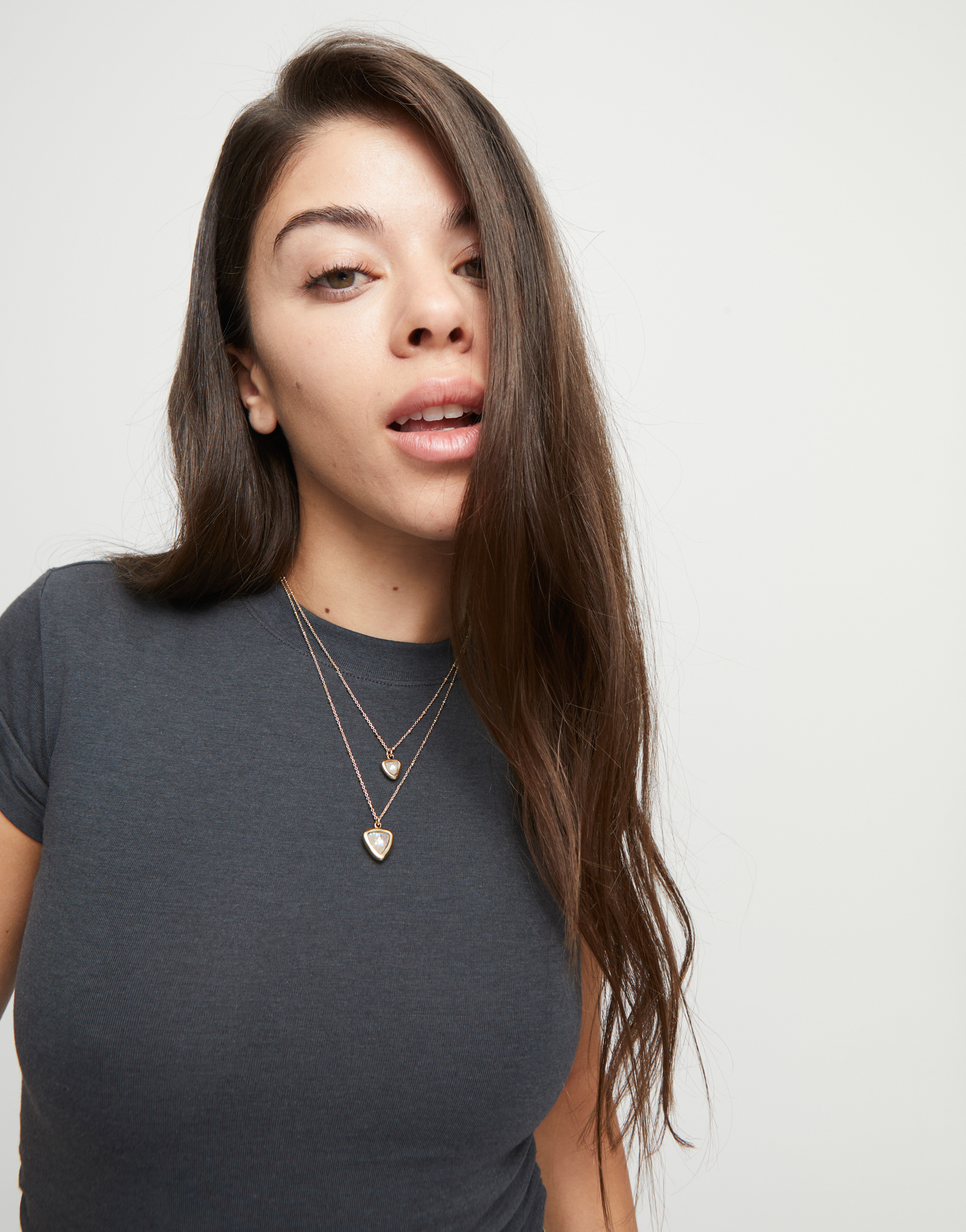 Colgante bañado en oro 18k con doble cadena y triángulo de cristal, Dorado, large thumbnail