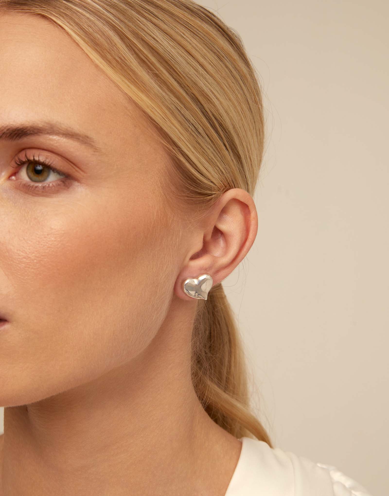 Pendientes bañados en plata de ley con forma de corazón mediano, Plateado, large thumbnail