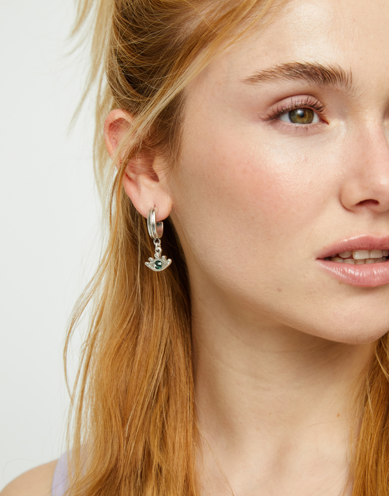 Pendientes de aro bañados en plata de ley con forma ojo y cristal facetado verde, Plateado, large thumbnail