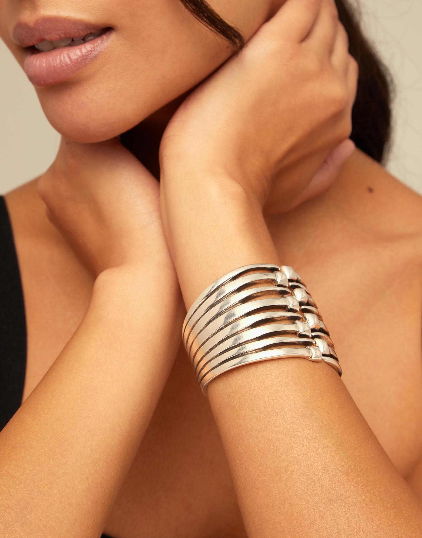 Pulsera bañada en plata de ley con múltiples cabezas de clavo, Plateado, large thumbnail