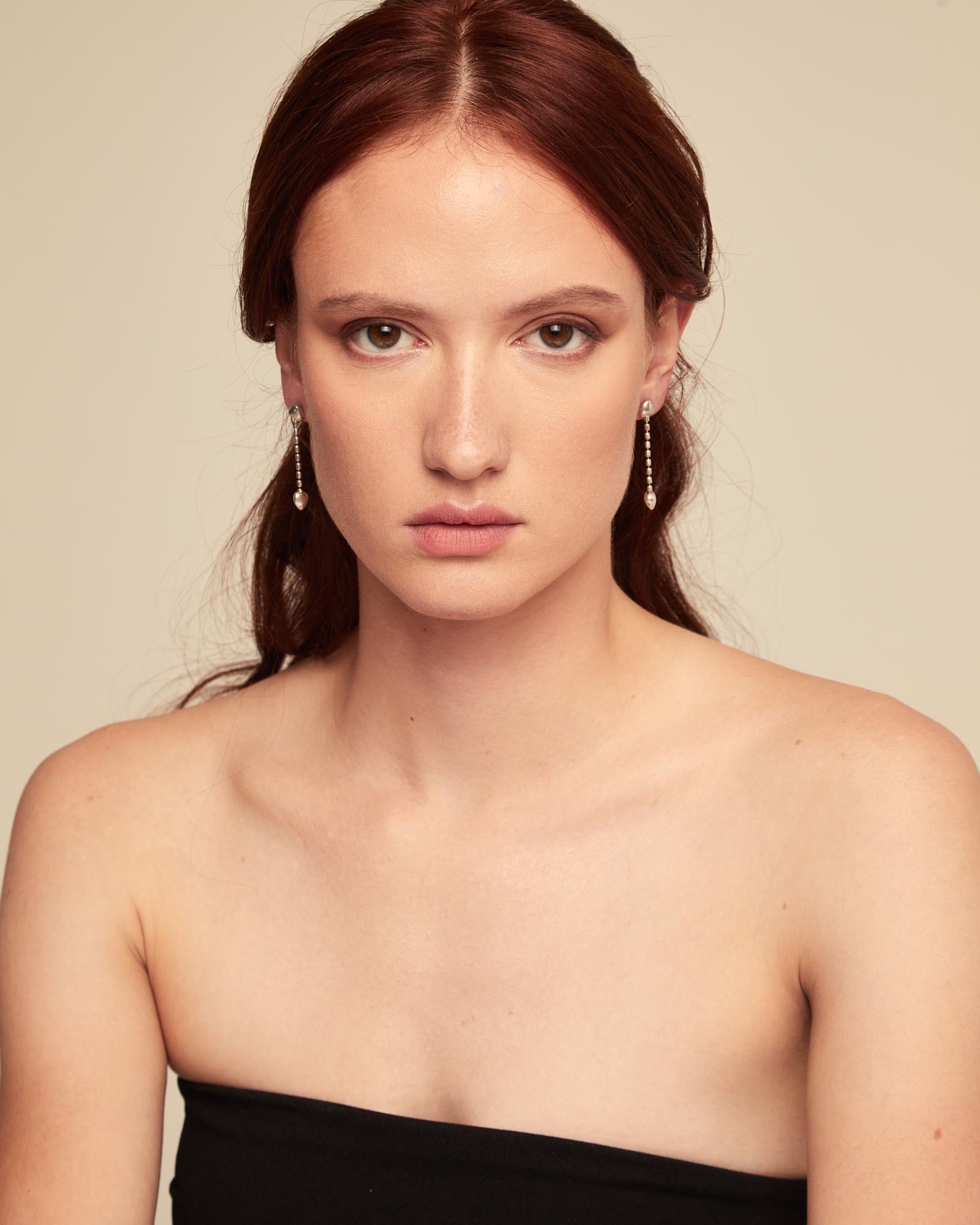 Pendientes bañados en plata de ley con cadena colgante y corazones pequeños, Plateado, large thumbnail