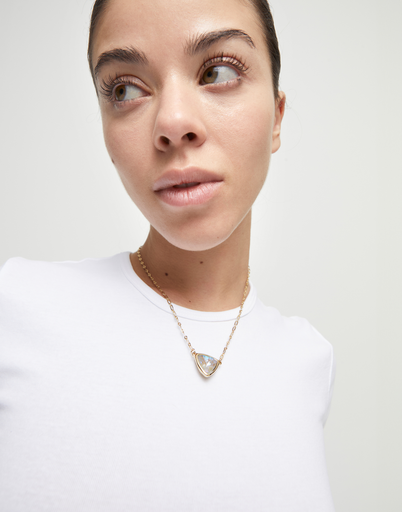 Colgante bañado en oro 18k de eslabones con triangulo y cristal  multicolor, Dorado, large thumbnail