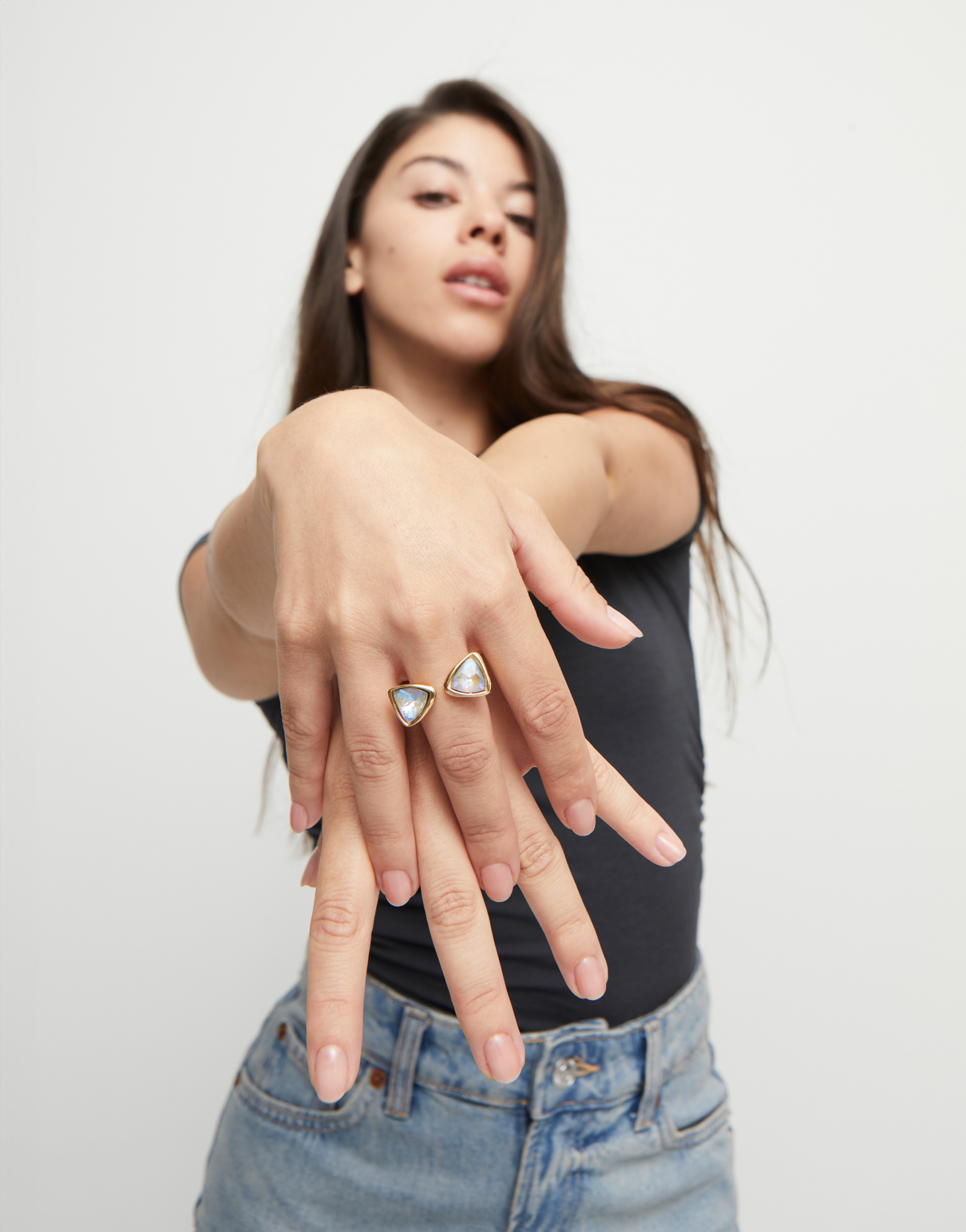 Anello placcato oro 18k con due cristalli multicolori di forma triangolare, Dorado, large thumbnail